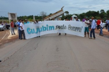 Moradores fecham BR-364 em protesto