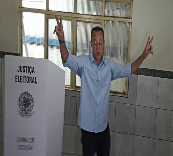 ELEIÇÕES 2016 – Em meio a tumulto, Roberto Sobrinho vota e aguarda resultado positivo