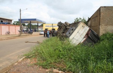 JARU - Asfalto cede e carreta acaba tombando dentro da cidade