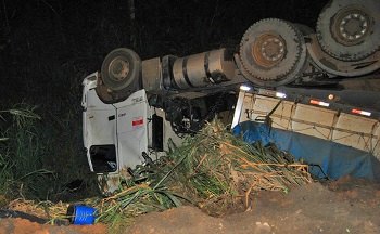 Motorista tomba carreta em ribanceira para evitar colisão frontal com veículo 