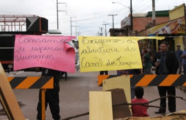 ENCHENTES - Comunidade do bairro Agenor de Carvalho bloqueia avenida Raimundo Cantuária - Vídeo e Fotos 