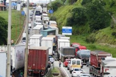 Caminhoneiros mantêm interditadas rodovias de seis Estados