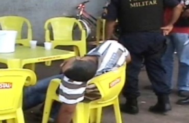 HOMICÍDIO - Homem é morto com três tiros em rixa de mesa de bar na zona Norte da capital - Fotos de alto impacto