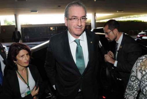 Cunha entrega o impeachment e pode receber 'anistia' em troca