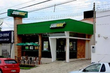 Bandidos fazem arrastão em loja da Subway