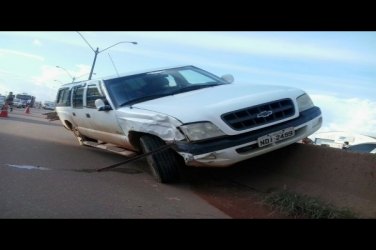 Acidente incrível na BR 364 deixa caminhonete pendurada em mureta - FOTOS