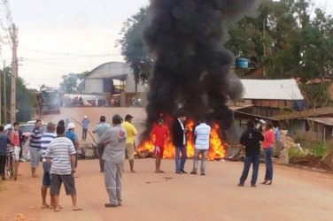 PROTESTO - Moradores do Nacional fecham principal via do bairro devido as péssimas condições do setor