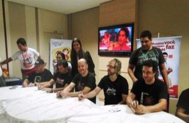 Banda Nenhum de Nós realiza tarde de autógrafos na faculdade UNIRON