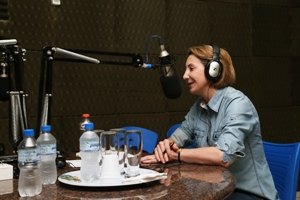 Jaqueline Cassol faz caminhada e concede entrevista em rádio