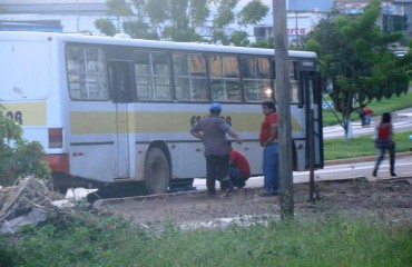 JARU - Ônibus escolar solta pedaços pelas ruas da cidade