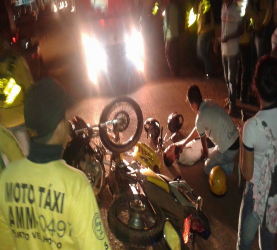 Acidente envolvendo motocicletas deixa condutor com suspeita de fratura