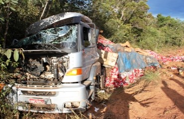 Caminhão carregado de cerveja atropela sinalizador de obra rodoviária na Br 364