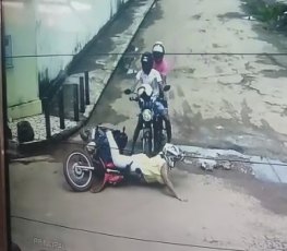 Câmeras flagram criminosos derrubando mulher e roubando moto