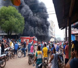 FOGO - Curto circuito provoca incêndio no centro comercial de Guayaramerin 