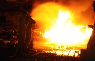 Vândalos ateam fogo em almoxarifado da Farmácia Popular e população aciona  Bombeiros - Fotos