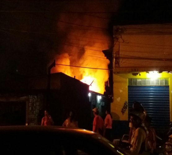 Curto circuito em restaurante resulta em incêndio de grande proporção