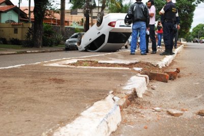 CENA DA CIDADE - Carro capota no centro da capital e condutor é levado ao JP II