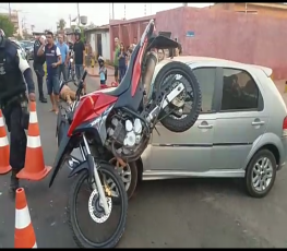 Condutor avança preferencial e deixa motociclista gravemente ferido