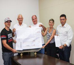 Deputado Airton recebe projeto para construção de pista de Skate