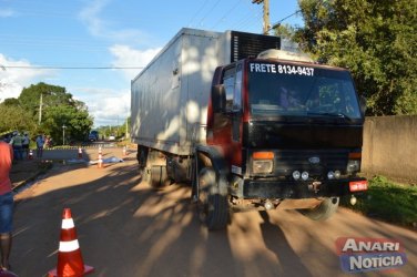 Ciclista morre em acidente com caminhão