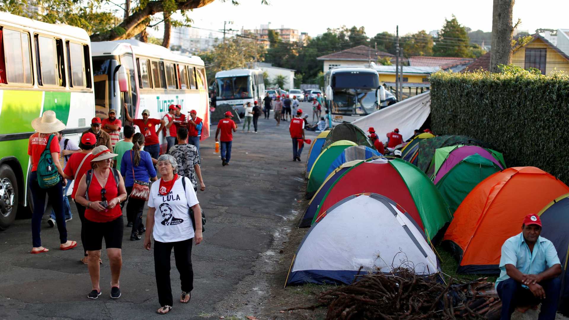 PF avalia transferência de Lula para quartel do Exército, diz colunista