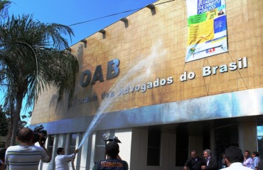 PRECATÓRIOS BILIONÁRIOS - Deputados e vereadores lavam fachada da OAB pedindo moralização da instituição em Rondônia