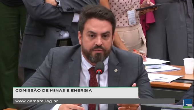 CONGRESSO: Léo Moraes é decisivo na comissão de Minas e Energia; preço do combustível cai