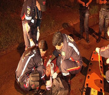 Motociclista fica ferido apos cair em buraqueira