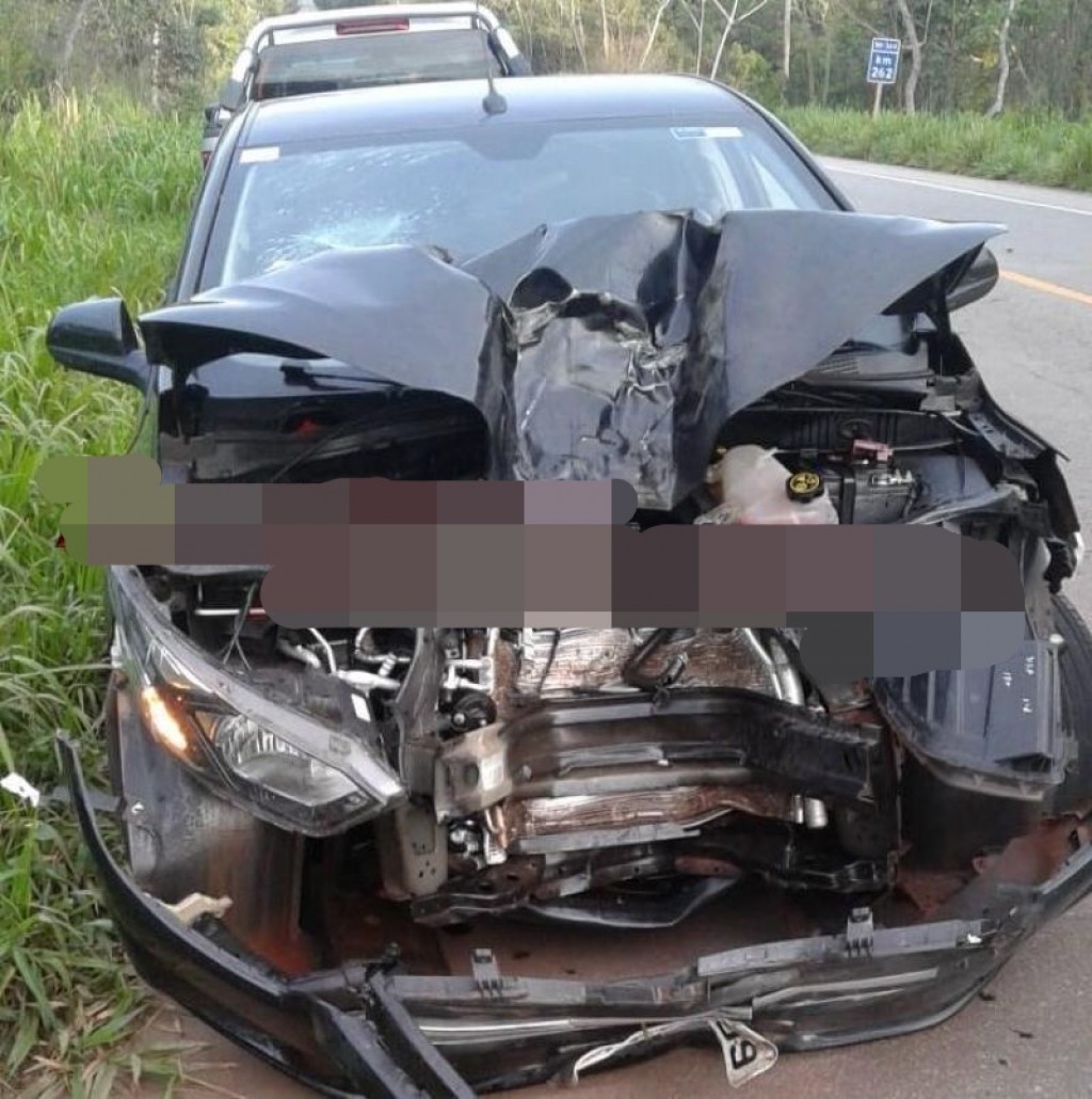 ACIDENTE: Pneu de carreta solta e bate em carro que fica destruído na BR-364