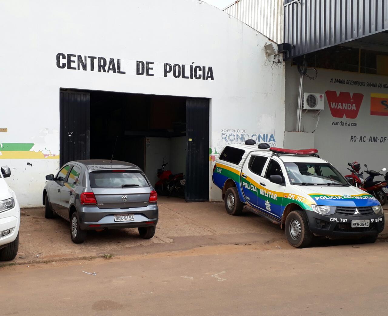 Agentes do Denarc flagram suspeito tentando arrombar carro próximo ao fórum