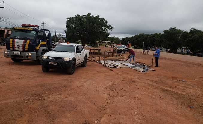 DESOCUPAÇÃO: PRF e DNIT retiram veículos abandonados e barracas nas margens da BR-364