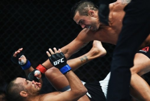 Vitor Belfort nocauteia Henderson aos 2 minutos do primeiro round