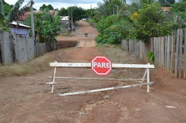 Prefeitura interdita ponte e vira ás costas para moradores