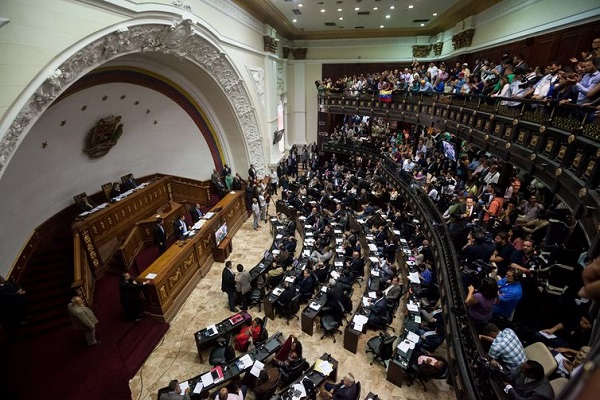 SEM CONTROLE: Parlamento venezuelano prevê inflação de quase 4.300.000% em 2018