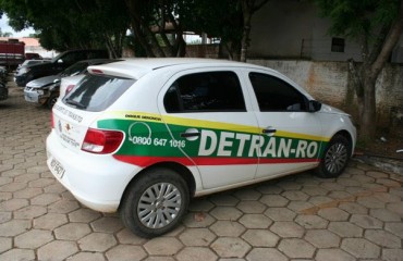 Dois pesos, duas medidas: DETRAN usa carro com insulfilm fora dos padrões