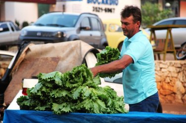 Feira noturna agrada população