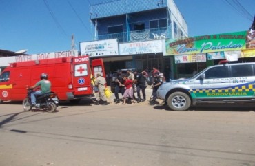 Homem tenta suicídio ameaçando se jogar de prédio no centro da cidade