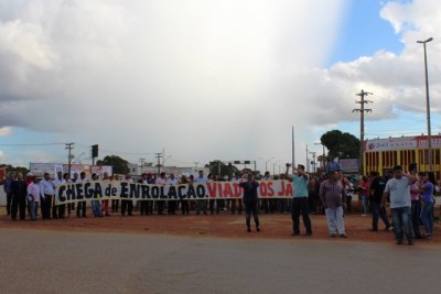 Vereadores realizam manifestação contra 