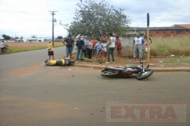 Motociclistas ficam feridos após colisão