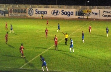 Em noite de fraco futebol e má atuação de arbitro Espigão vence Moto Clube em pleno Aluizão