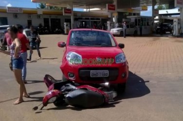 Motoqueiro sofre fratura na perna após colisão com carro