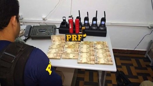 Suspeito é preso pela PRF com R$ 100 mil em veículo 