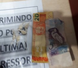 TRÁFICO - Polícia prende dupla vendendo drogas na capital