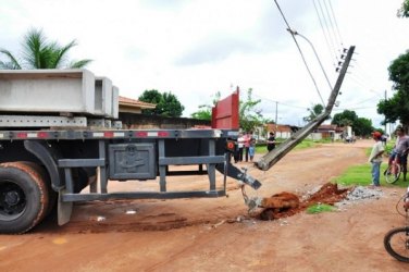 MAIS UM: Carreta quebra poste