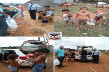 Policiais da 4ª DP fazem entrega de brinquedos