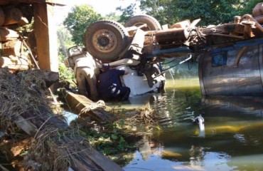 CORUMBIARA - Ponte desaba com caminhão leiteiro e motorista morre na hora - Fotos