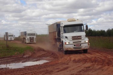 País tem só 12% de suas rodovias pavimentadas, diz CNT