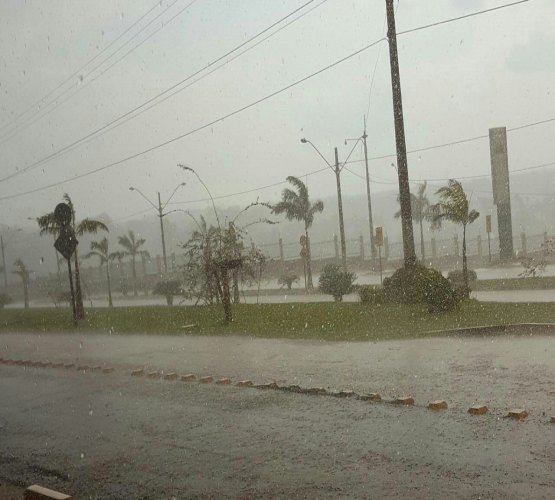 TEMPORAL - Placa de publicidade é arrancada por vento na capital