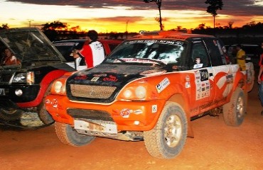 MEIA NOITE - Doze horas de lama e estradas alagadas marcam rally noturno