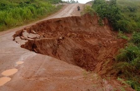 'RODOVIA DO SOJA': Cratera gigante interdita estrada vicinal e DER anuncia reparos